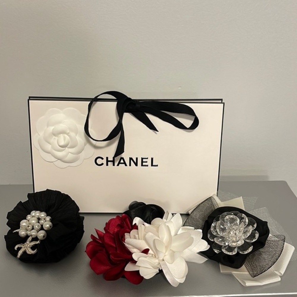White House black market brooch pin bundle
